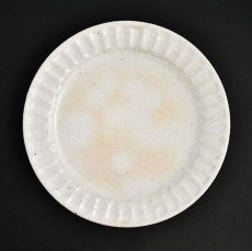 画像1: 粉引(太しのぎ) 6.5寸リム皿　 藤山窯 (1)
